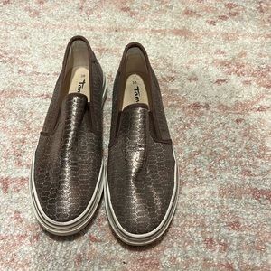 Tamaris slip on snake -like print gold shoes size 38